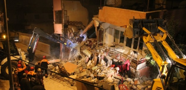 Mersin'de 2 katlı bina çöktü