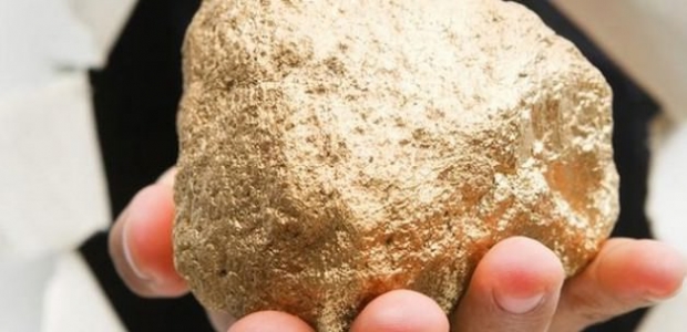 Tesadüfen buldu: 7,85 kg'lık altın külçesi