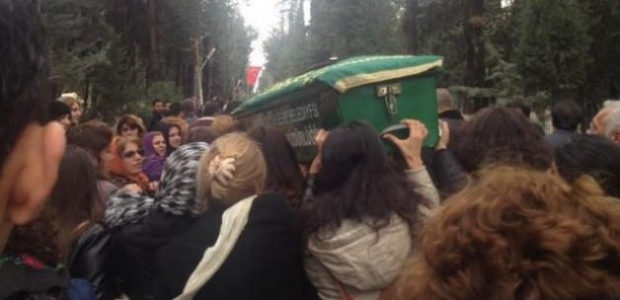 Özgecan'ın cenazesinde tabutunu kadınlar taşıdı