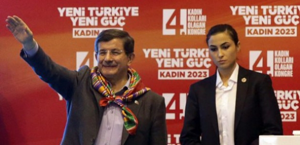 Başbakan Davutoğlu'nu Antalya'da kadınlar korudu