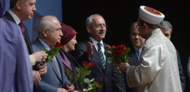 Başbakan ile Kılıçdaroğlu&rsquo;nun gül jesti