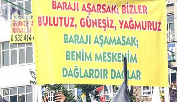 HDP Batman mitinginde tepki çeken ''pankart''