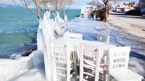Eğirdir Gölü Kıyısındaki Ağaçlar, Masa ve Sandalyeler Buz Tuttu