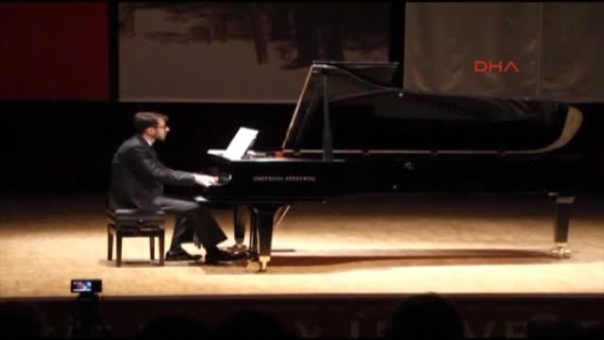 Burdur'da İkiz Piyanistler Büyüledi