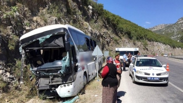 Burdur - Antalya Yolunda Otobüs Kayalıklara Çarptı: 2 Ölü 