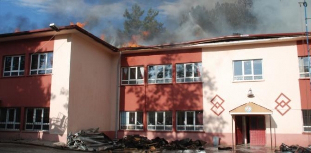 Burdur'da İlkokulun Çatısında Yangın Çıktı
