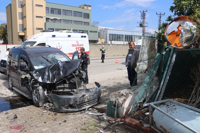 2 otomobilin çarpışması sonucu 3 kişi yaralandı.