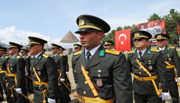 80 subay teğmen rütbelerini takarak mezun oldu