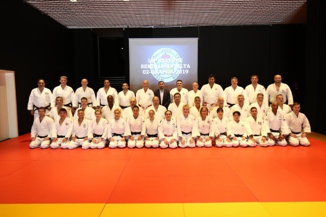 2020 Tokyo Olimpiyatları'nda görev alacak judo hakemleri Antalya'da