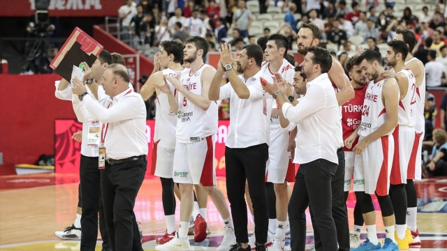 A Milli Erkek Basketbol Takımı umutlarını son maça taşıdı