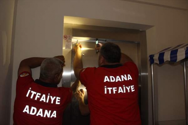 Adana'da asansörde mahsur kalan baba oğul kurtarıldı