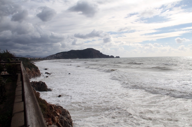 Alanya’da dev dalgalar oluştu, denizin rengi kahverengiye dönüştü 