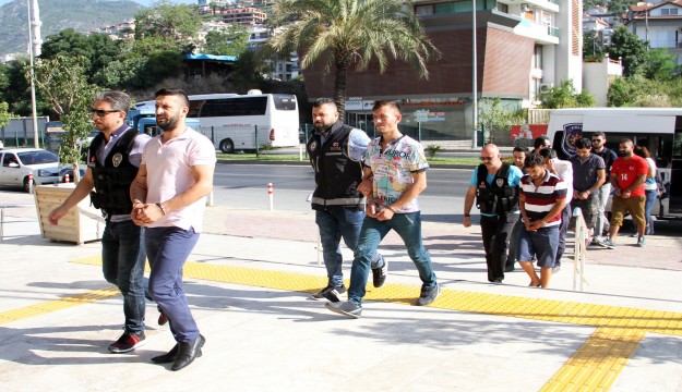 Alanya’da gözaltına alınan 17 torbacı adliyede  