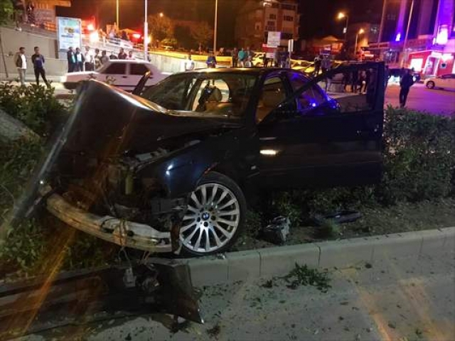 Alkollü sürücünün kullandığı otomobil ağaca çarptı: 2 yaralı