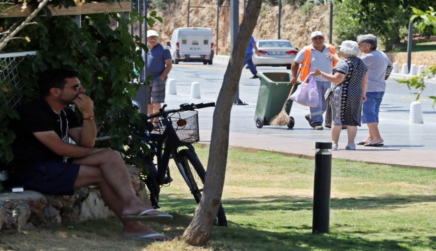 Antalya 42 dereceyi gördü, vatandaşlar ağaç gölgelerine sığındı 