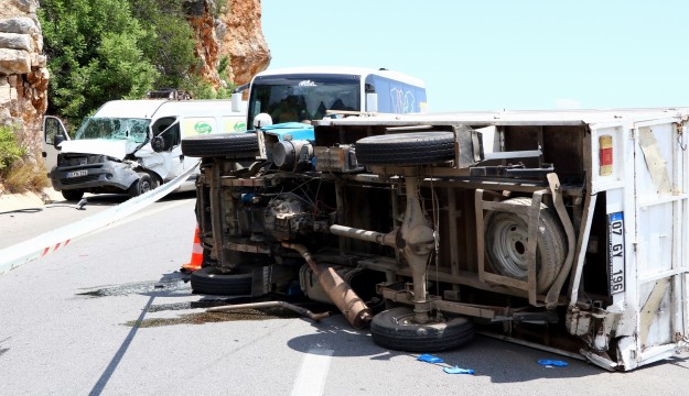 Antalya’da 2 kamyonet çarpıştı: 1 ölü, 6 yaralı 