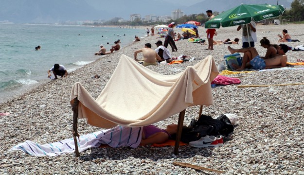 Antalya’da 30 dereceyi gören denize koştu 
