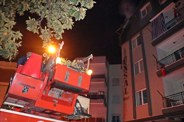 Antalya’da bir apartmanın çatı katında yangın çıktı