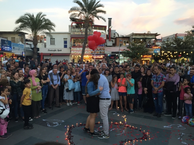  Antalya’da bir genç en işlek caddede evlenme teklifi etti  