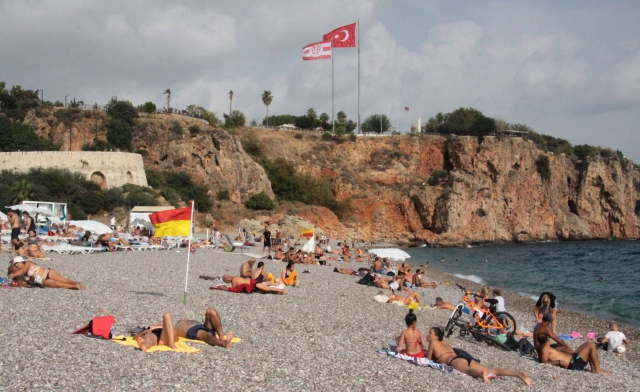 Antalya’da deniz, kum ve güneş sezonu kapanmadı 
