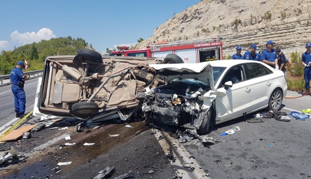 Antalya’da feci kaza: 3 ölü, 4 yaralı 