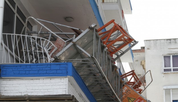 Antalya’da inşaat iskelesi yan binanın balkonuna devrildi   