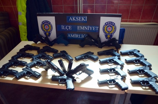 Antalya’da kaçak silah operasyonu: 2 tutuklama 