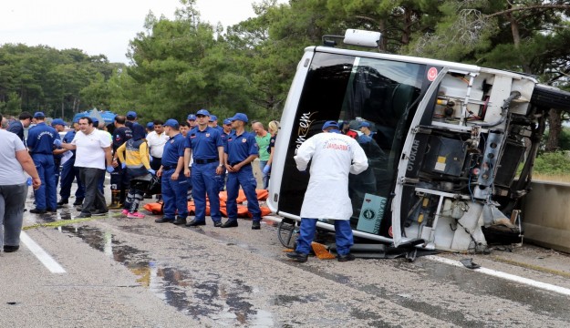 Antalya’da minibüs otel servisine arkadan çarptı:3 ölü, 11 yaralı 