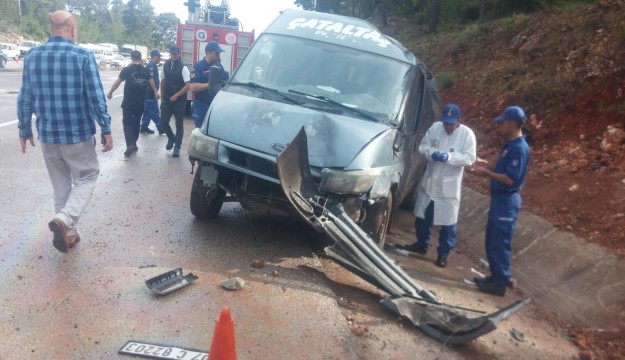 Antalya’da minibüs otel servisine arkadan çarptı:3 ölü 