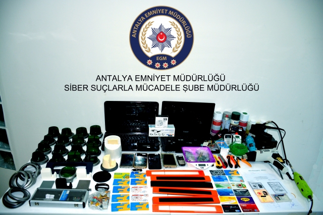 Antalya’da özel düzenekle kredi kartı kopyalayan 4 kişi yakalandı   