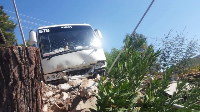 Antalya’da tur midibüsü kaza yaptı: 28 yaralı 