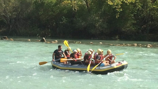  Antalya polisinden öğrencilere rafting