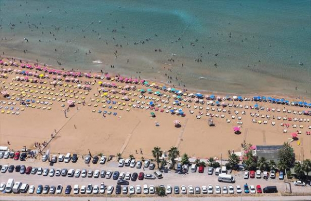 Antalya sahillerinde yoğunluk devam ediyor