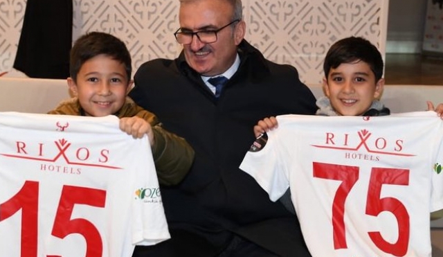 Antalya Valisi Karaoğlu genç futbolseverlere Antalyaspor forması hediye etti