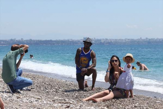 Antalya ve Muğla'da sahiller yabancı turistlere kaldı 