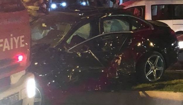 Antalya'da 3 aracın çarpıştığı kazada ortalık savaş alanına döndü: 7 yaralı 