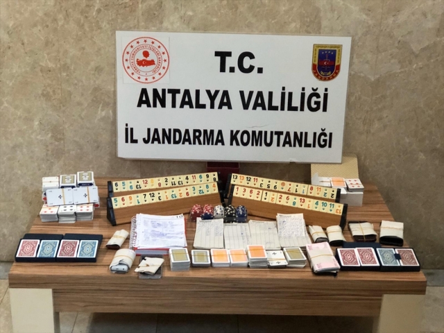 Antalya'da 9'u kumar oynayan 28 kişiye "sosyal mesafe" cezası