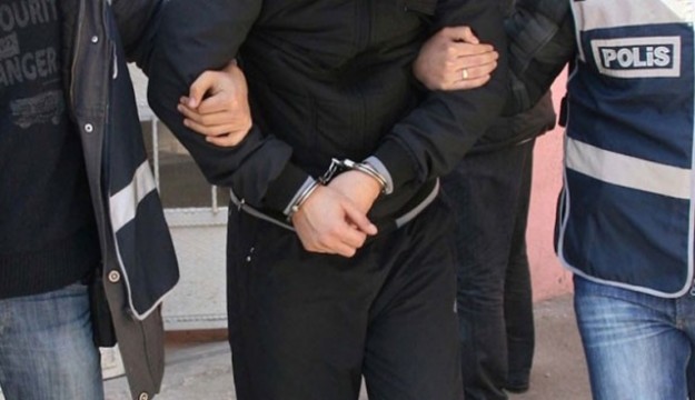 Antalya'da aranan 3 kişiyi yakaladı 