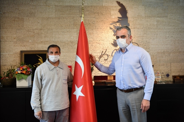 Antalya'da belediye çöpçüsü, yerde gördüğü Türk bayrağını süpürgesinin sapına iliştirip çalışmasını sürdürdü
