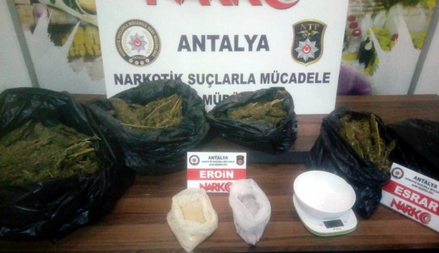  Antalya'da bir evde 9 kilo 800 gram esrar ele geçirildi   