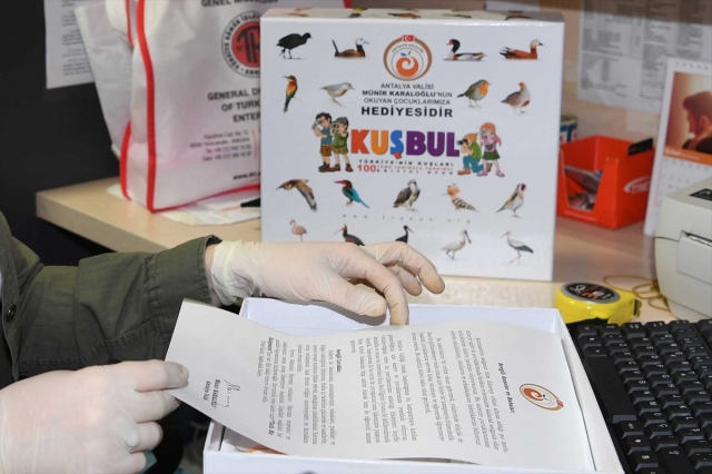 Antalya'da çocuklar evde kalıp kitap okuyarak hediye kazandı
