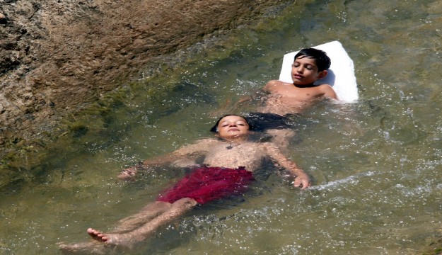Antalya'da denize gidemeyen çocukların su kanalında tehlikeli rafting keyfi 