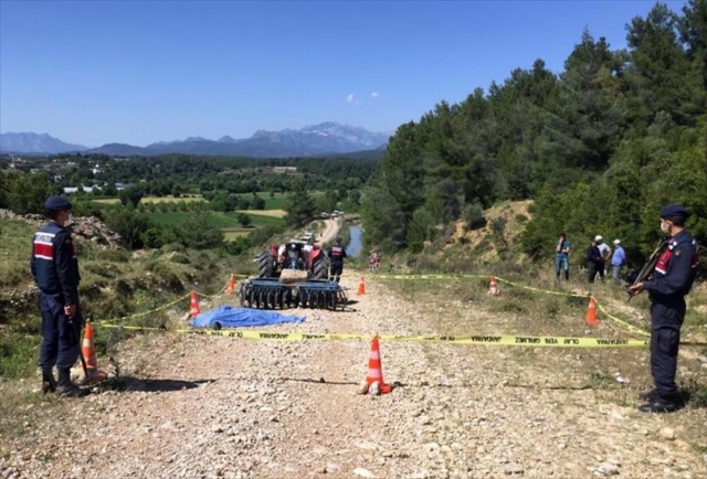 Antalya'da iki ayrı traktör kazasında biri çocuk iki kişi öldü