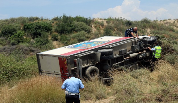 Antalya'da kamyon devrildi, burunları bile kanamadı 