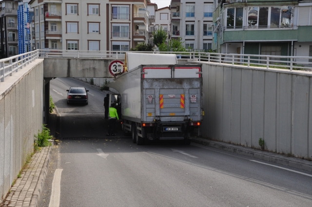 Antalya'da kamyon köprüye sıkıştı