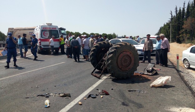 Antalya'da kamyonla çarpışan traktör ikiye bölündü: 1 ölü 