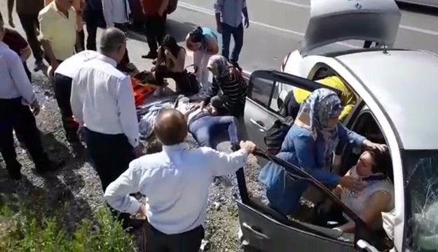Antalya'da kontrolden çıkan otomobil kayalıklara çarptı: 6 yaralı  