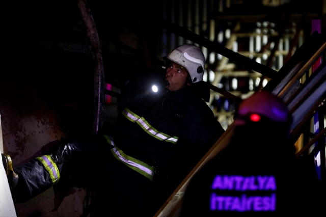 Antalya'da Mobilya atölyesinde yangın