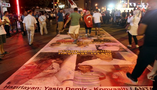 Antalya'da on binler darbeye karşı yürüdü  