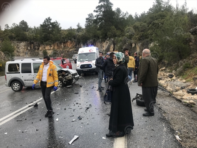 ​Antalya'da otomobille kamyonet çarpıştı: 5 yaralı